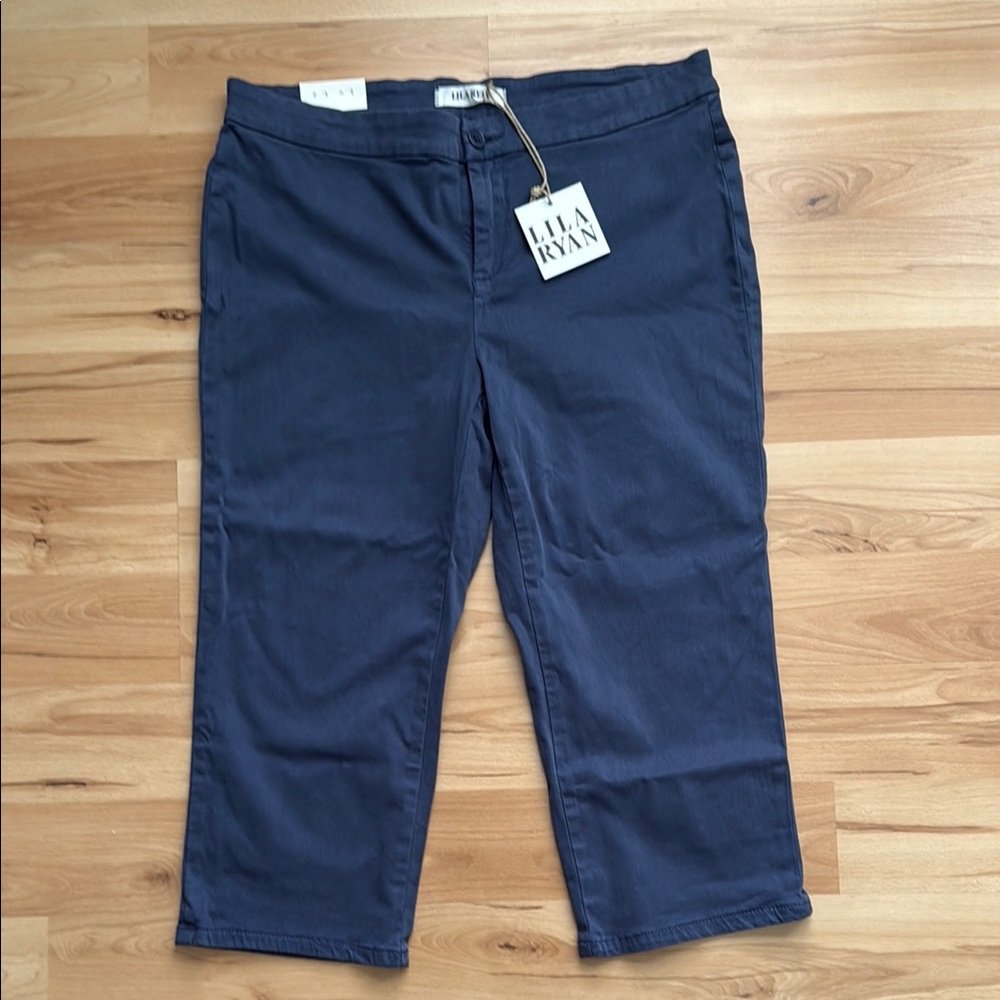 LILA RYAN Blue Capris with Classic Silhouette